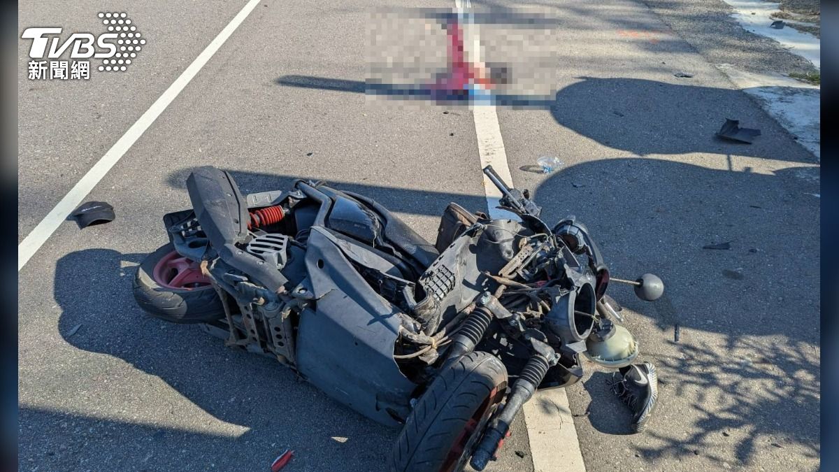 苗栗通霄騎士自撞金爐不治　車頭碎裂現場留長條血跡