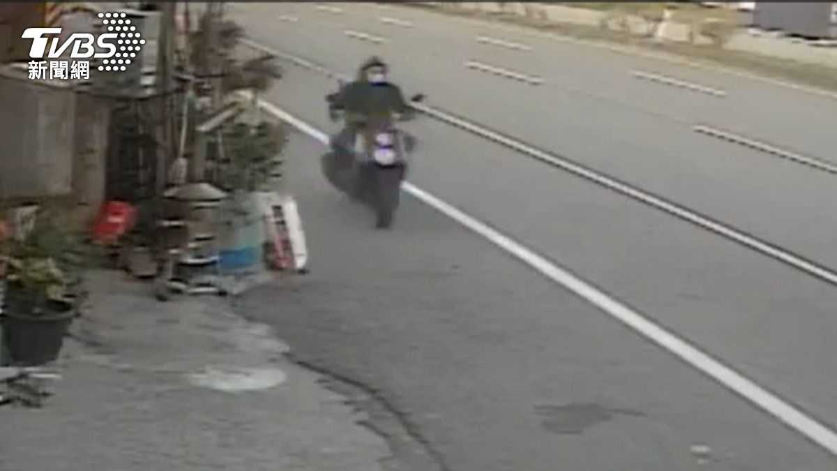 苗栗騎士騎車畫面。(圖/TVBS)