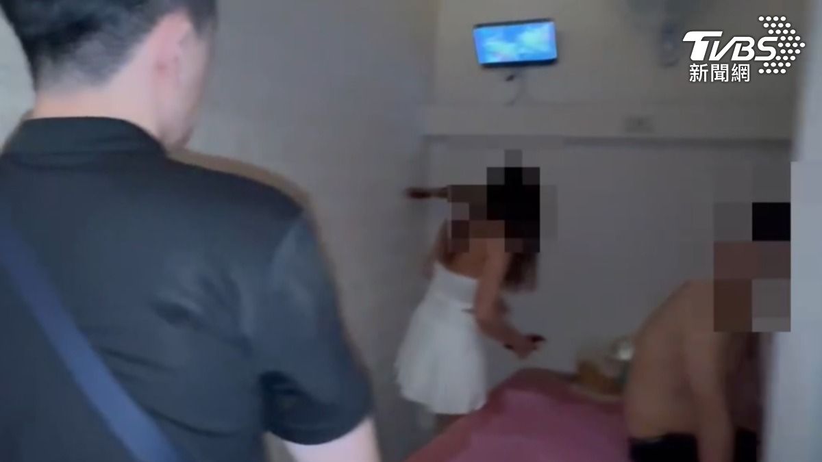 裡面正在連結的小姐與男客當場呆住。(圖/TVBS)