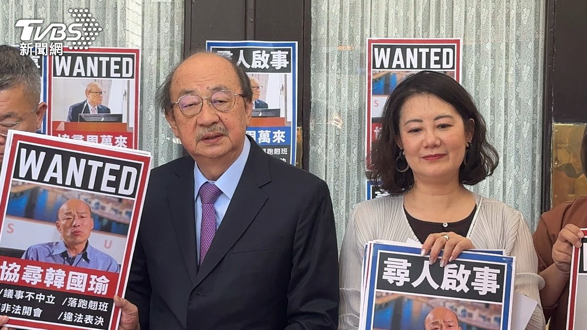 民進黨團總召柯建銘27日在議場前表示,要將韓國瑜等人送紀律委員會。(圖/潘袁詩羽攝)