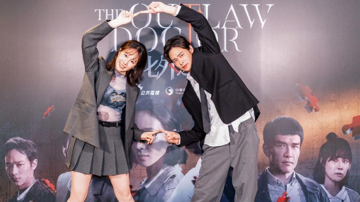 《The Outlaw Doctor 化外之醫》蔡亘晏(左)、夏騰宏飆戲。(圖/公視、中華電信、瀚草文創提供)