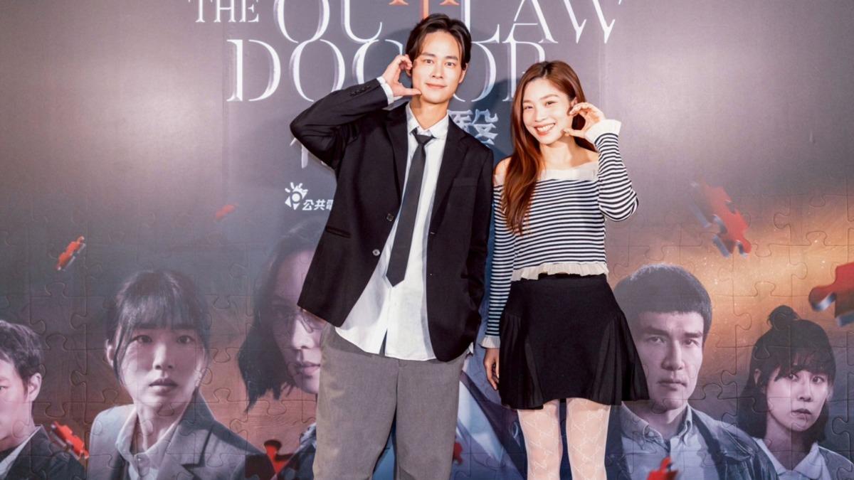 《The Outlaw Doctor 化外之醫》夏騰宏(左)演戲時被阮秋姮電到忘詞。(圖/公視、中華電信、瀚草文創提供)