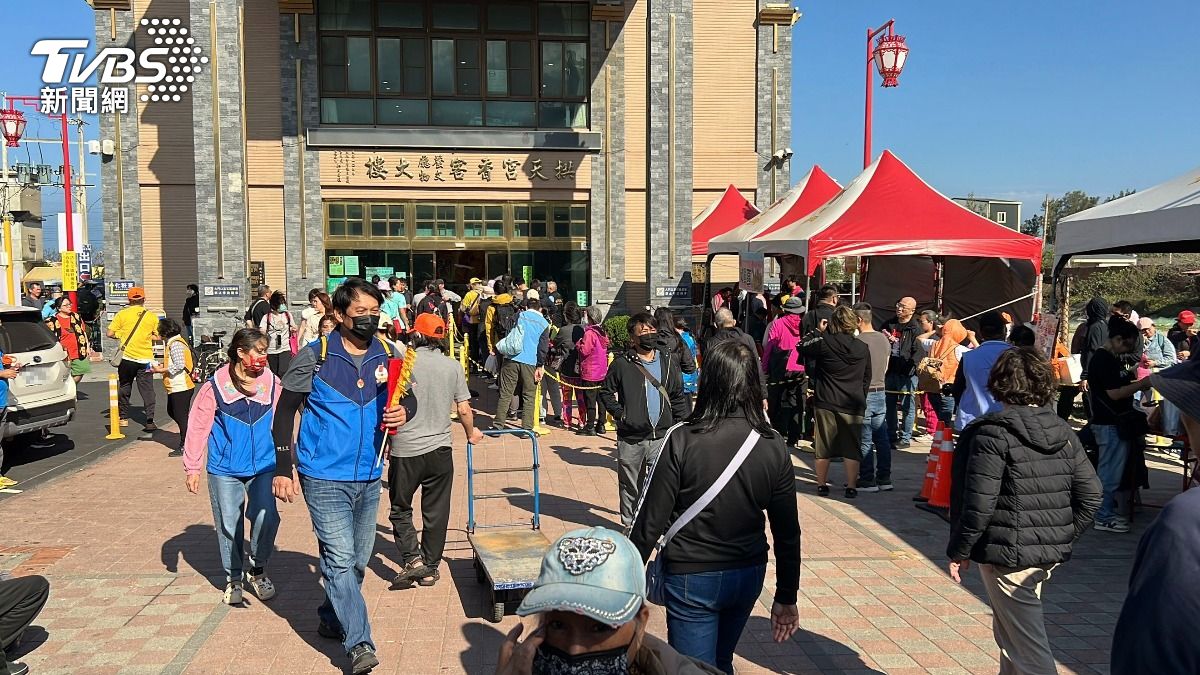 苗栗縣通霄鎮白沙屯拱天宮媽祖一年一度往北港進香活動27日上午受理報名，在香客大樓外排隊等候報名的人潮絡繹不絕。（圖／中央社）