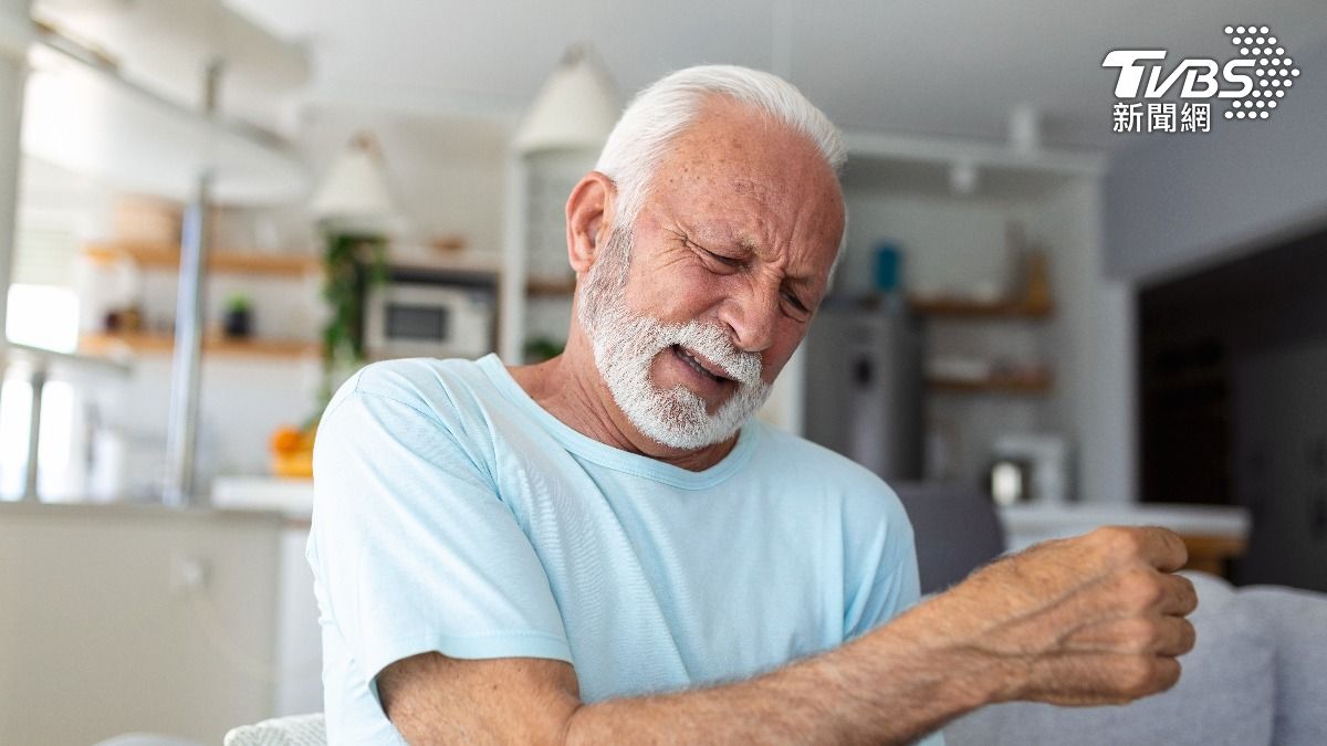 這名高齡93歲的男子連續打嗝超過2年,即使服用多種處方藥物都未見緩解。(示意圖/達志影像shutterstock)