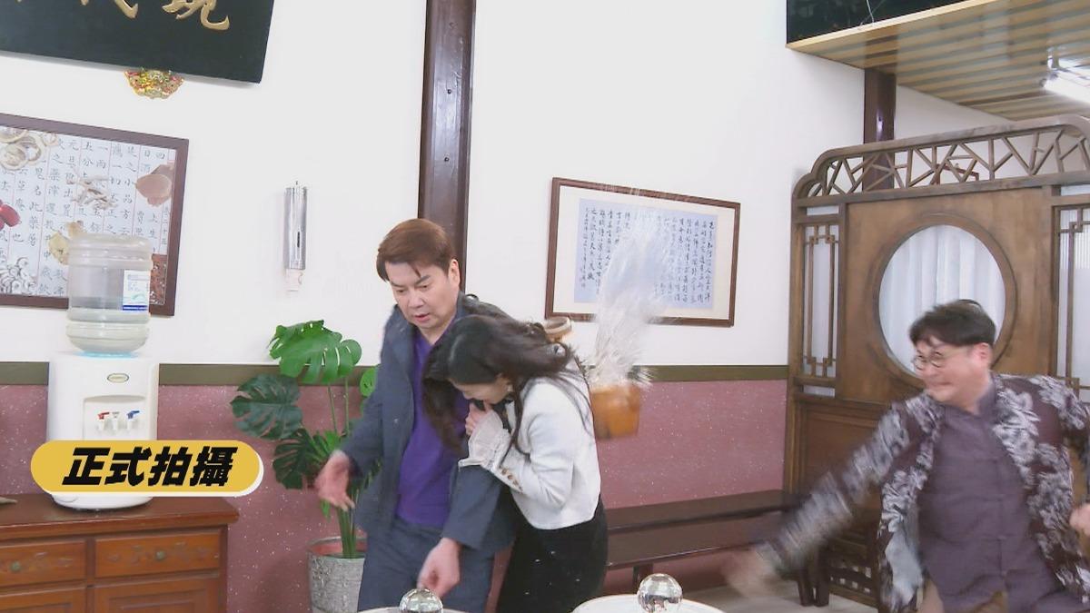 倪齊民(左)與洪毛(右)激烈對峙。(圖/民視提供)