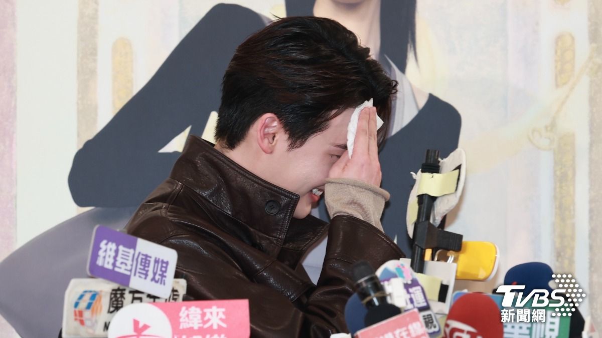 碰上暖熱的天氣,李鍾碩頻頻擦汗。(圖/黃城碩攝)