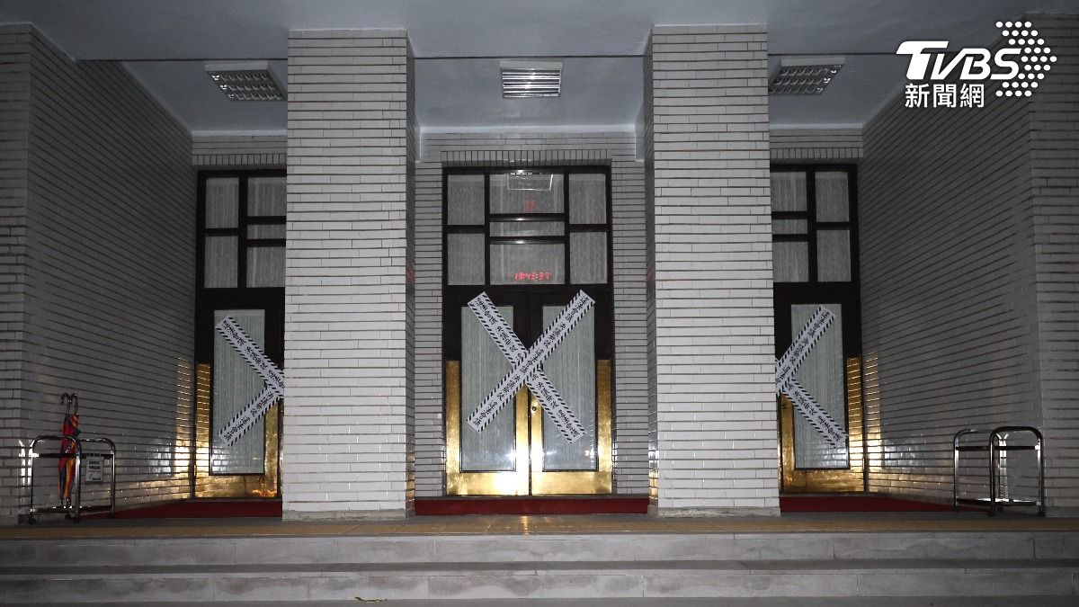 議場後門被封鎖。(圖/華子琛攝)