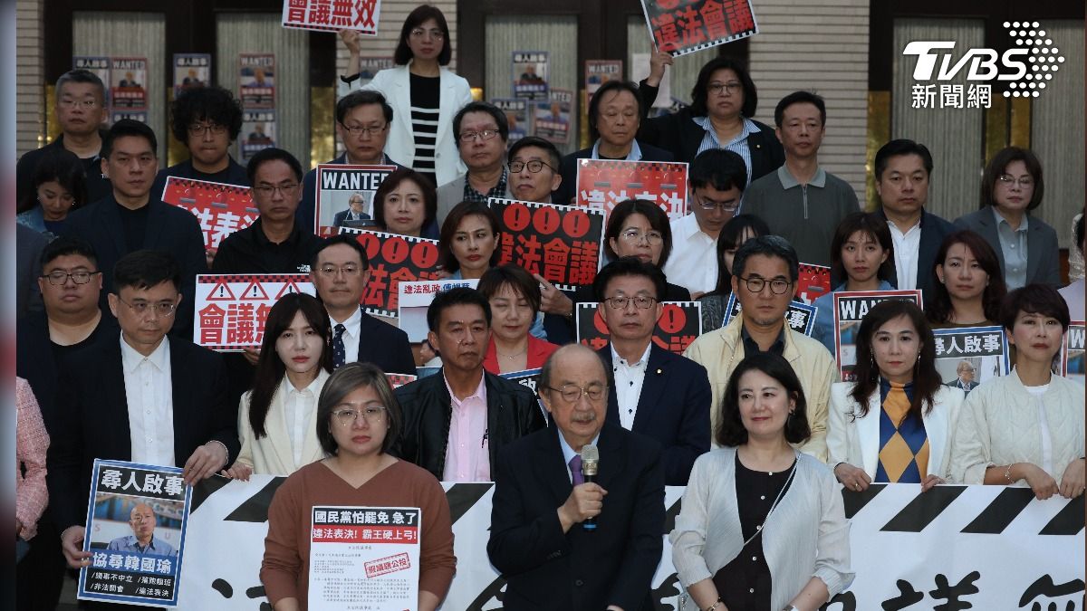 柯建銘27日晚間6點率領綠委在議場前召開記者會。(圖/華子琛攝)