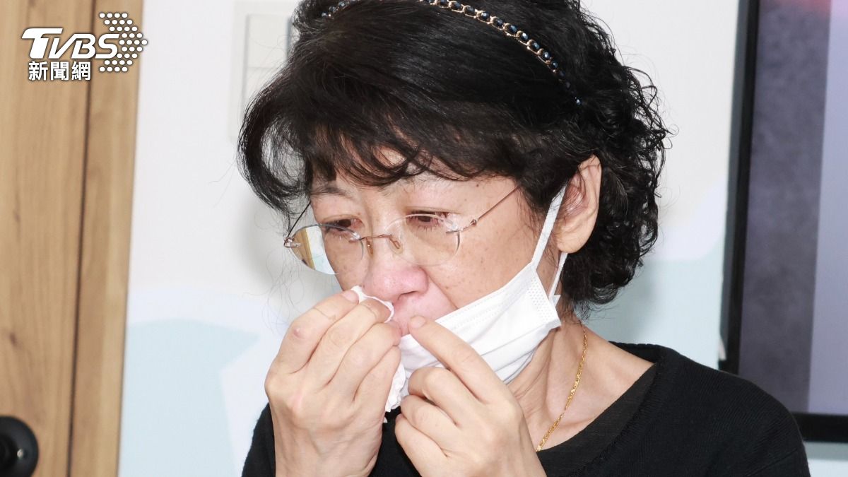 柯文哲稱半夜痛醒又血尿　陳佩琪再po文驚：腎功能衰竭？