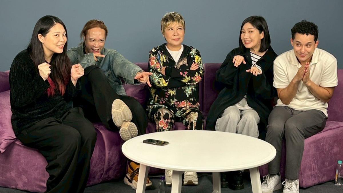 黃小琥(中)作客YouTube節目《驚奇玩起來 AmazingTalker Show》。(圖/大大娛樂提供)