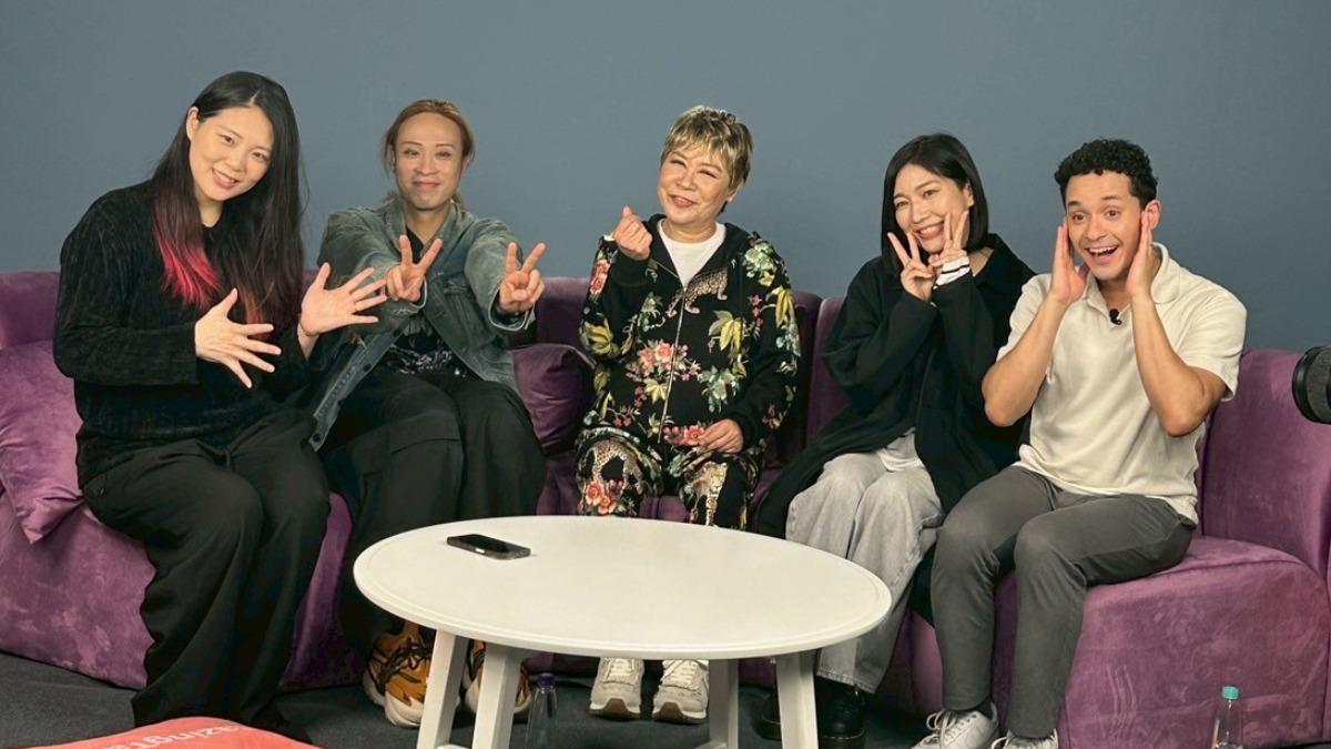 黃小琥(中)和4位主持人暢聊Pub駐唱的趣事。(圖/大大娛樂提供)