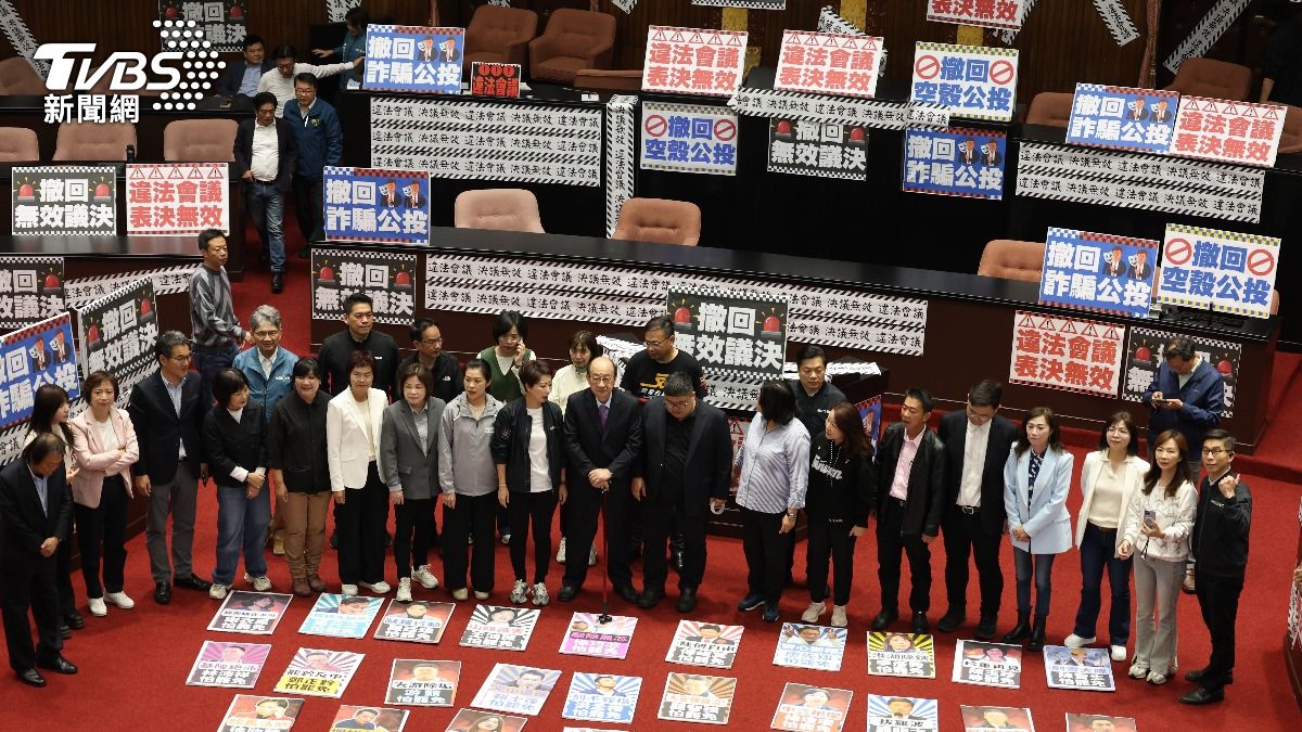 藍委攏無來!柯建銘清晨率綠委佔領主席台 嗆傅崐萁好膽來單挑