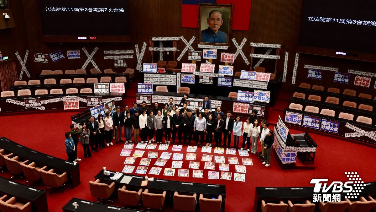 民進黨佈置議場。(圖/華子琛攝)