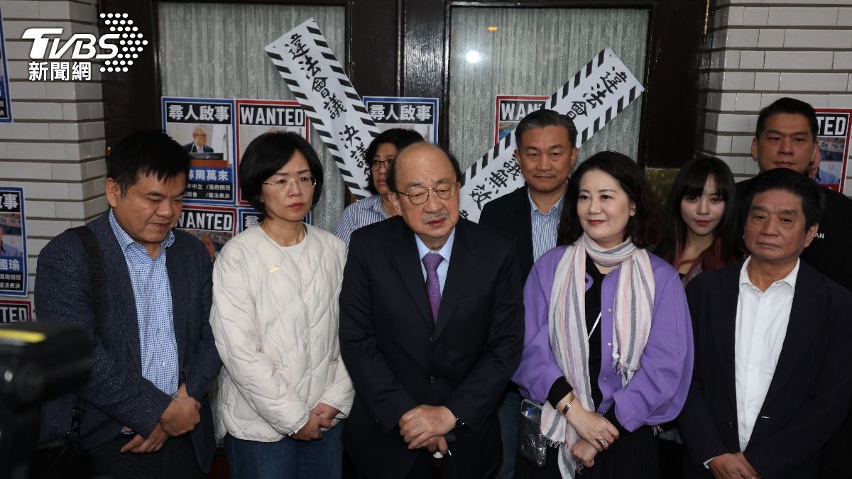 柯建銘在議場前嗆要傅崐萁來單挑。(圖/華子琛攝)