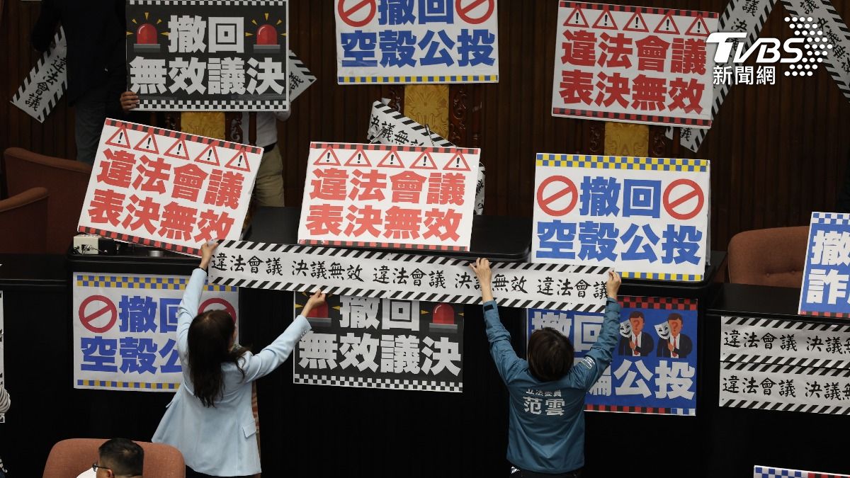 綠委佈置議場。(圖/華子琛攝)