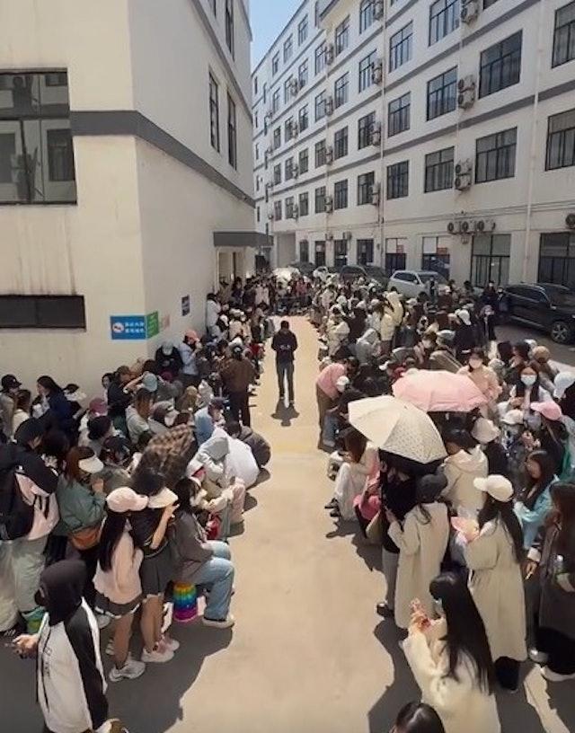 在劇組外有大批粉絲等候。（圖／翻攝自微博）