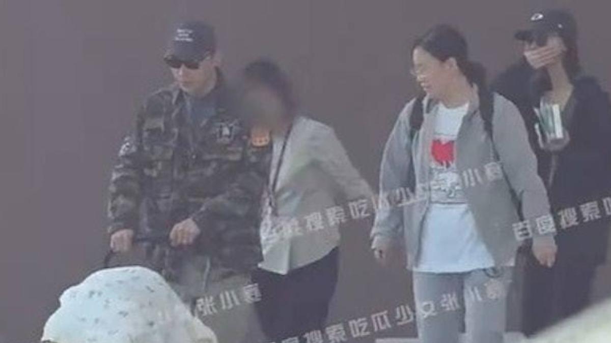 吳謹言產後首曝光!與洪堯推嬰兒車現身醫院 一家三口溫馨出行