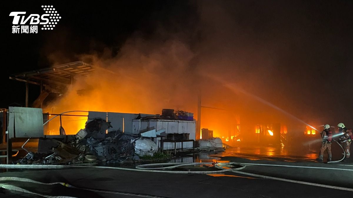 新竹香山回收廠深夜瘋狂燃燒 後方民宅14歲孩童驚險脫困