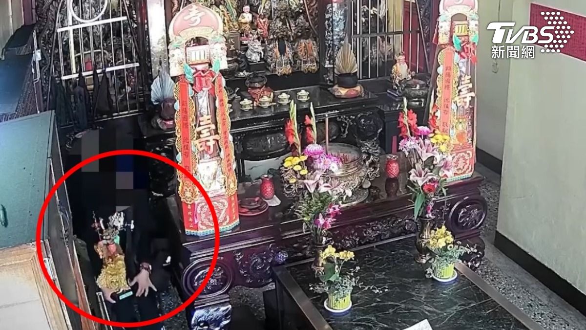 賊心動到三太子頭上！新北遊民抱走3萬元神像　還把神明衣剝下