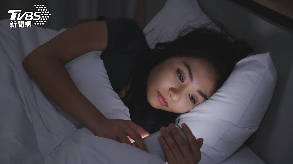 假期熬夜累到不行?「社交時差」睡再多也無力 醫:這招改善