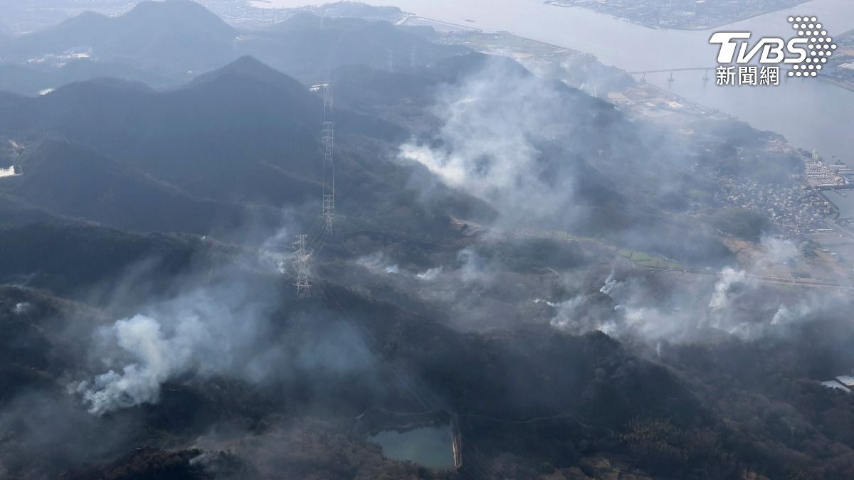 降雨後，日本愛媛縣今治市野火終於有所緩解。（圖／達志影像美聯社）