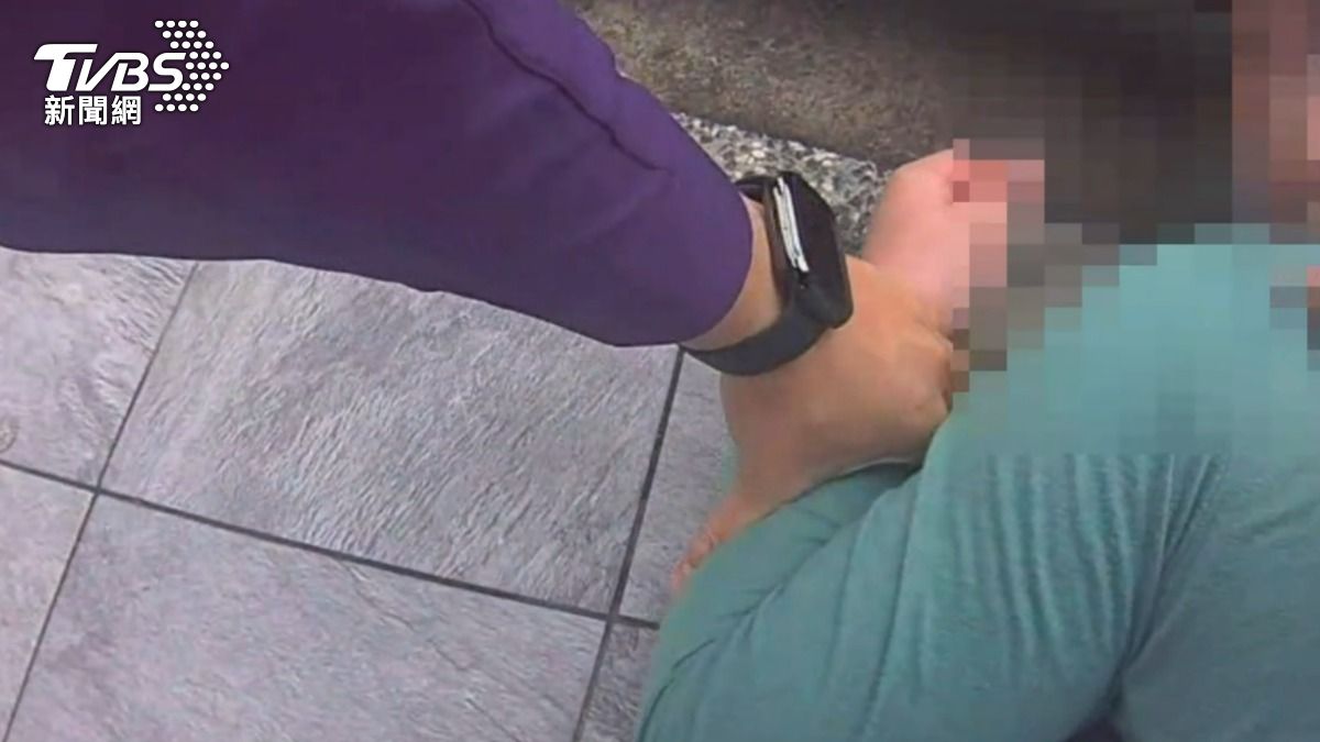 警方獲報後,立即派員到場將鄭男逮捕。(圖/TVBS)