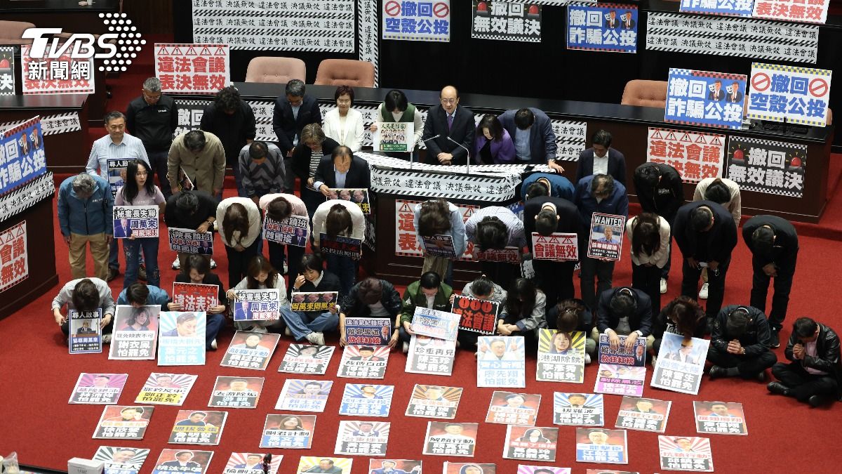 民進黨立委排出罷免國民黨立委字卡。(圖/華子琛攝)