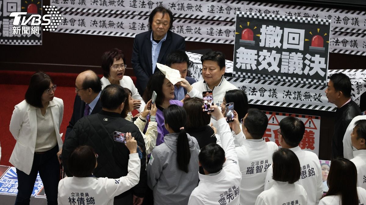 徐巧芯拿出驗傷單給柯建銘,打到吳思瑤的頭。(圖/華子琛攝)