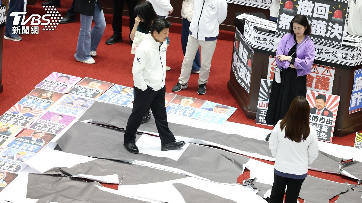 綠委立院排「罷」大字佔領主席台! 藍委來回踱步踏破字卡