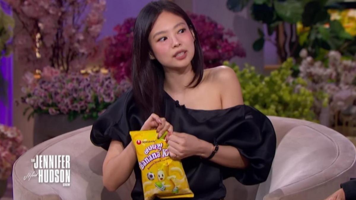 Jennie在節目上推薦農心的零食。(圖/翻攝自JenniferHudsonShow YouTube)