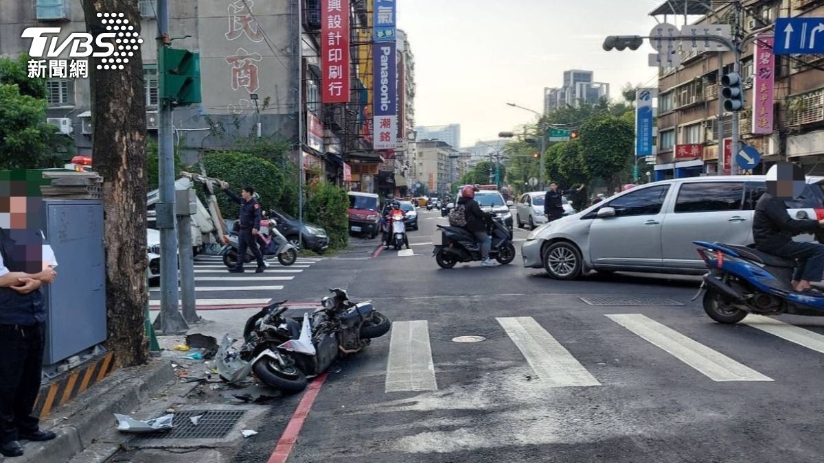 有片/新北休旅車猛撞騎士!車上5移工全溜了 竄逃畫面曝光