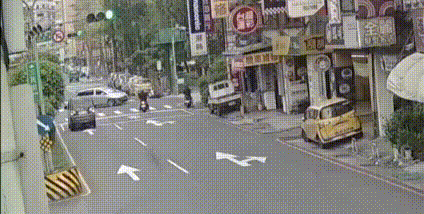 移工棄車逃逸畫面曝光。（圖／TVBS）
