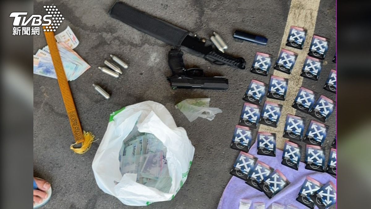 警方逮捕2名假扮便衣刑警搶劫的詐團成員，現場查扣贓款、開山刀等證物。（圖／TVBS）