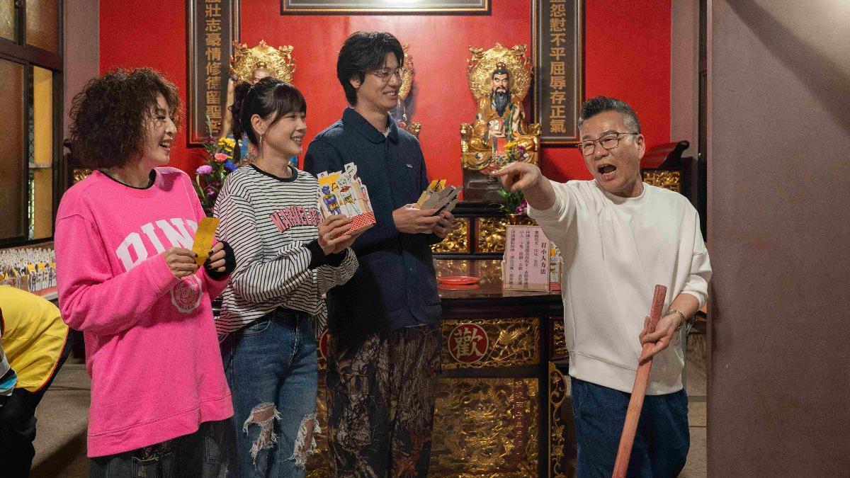 沈玉琳(右)帶李芳雯(左起)、嚴立婷、風田體驗棒打小人。(圖/東森提供)