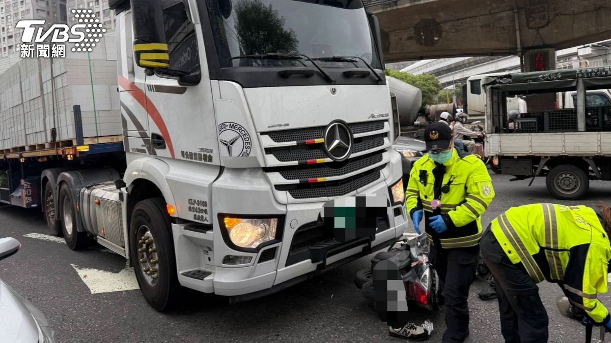 有片/曳引車違規右轉輾斷騎士右腿 超驚悚「車吃人」畫面曝