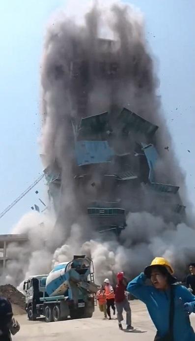泰國曼谷一棟正在興建中的高樓倒塌,工人急逃。(圖/翻攝自X)