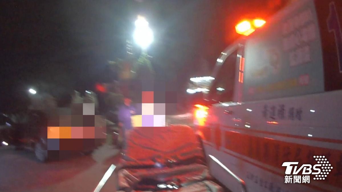 袁男的女友搭乘計程車找人，疑因身體不適昏迷。（圖／TVBS）