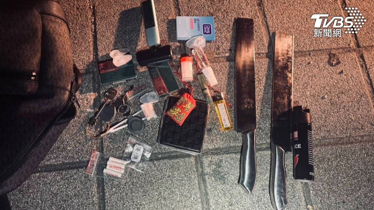 警方搜出西瓜刀、K他命。（圖／TVBS）