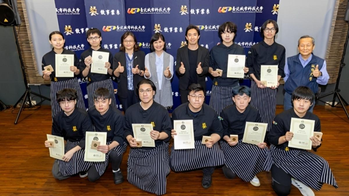 城市科大開日料課 17生考取國際通用「銀勳證照」赴日工作