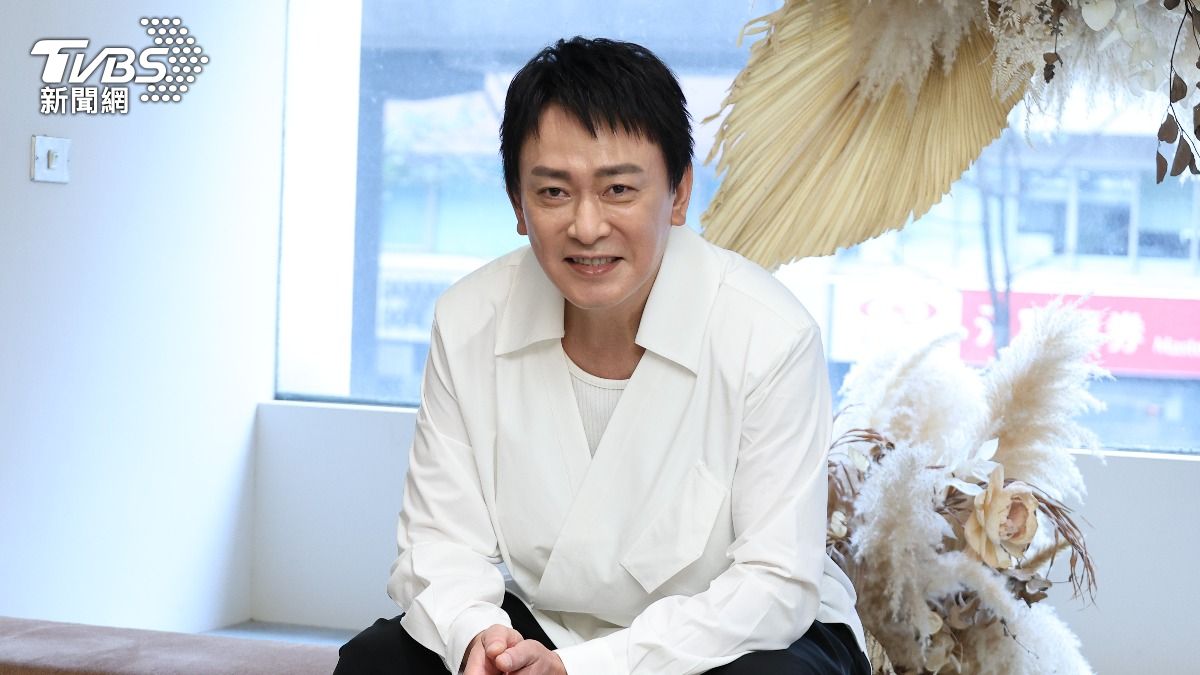 藝人王識賢出席彰化葡萄文化祭上台演唱時，遇到少年狂粉持長槍求見面。（圖／TVBS）