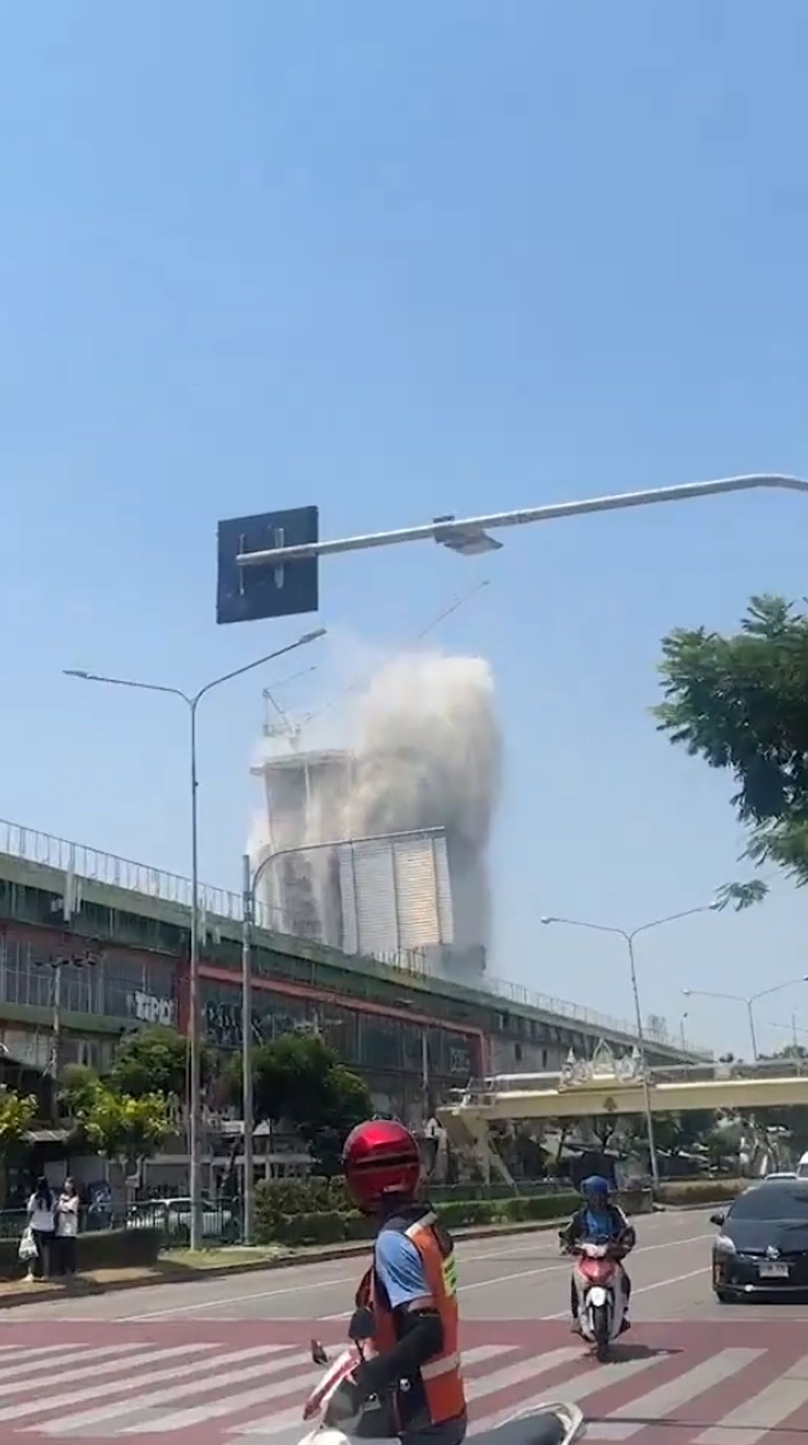 大樓倒塌瞬間,被記錄下來。(圖/翻攝X)