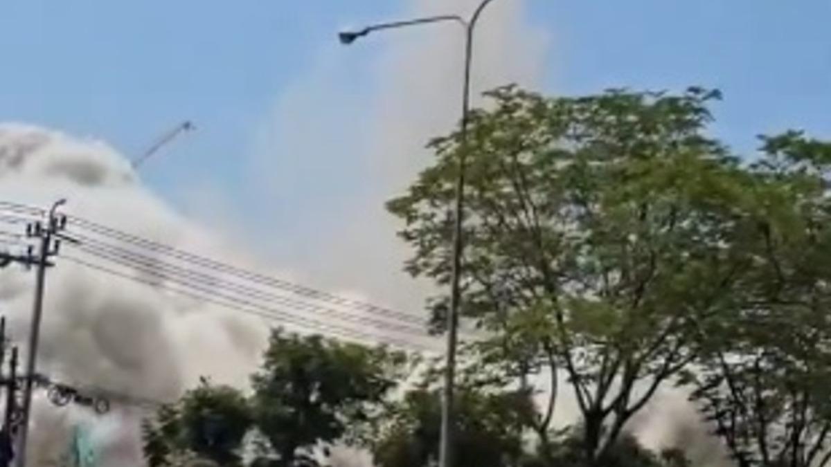 這棟位於曼谷恰圖恰地區的未完成大樓在28日的地震中倒塌、瞬間夷為平地。(圖/翻攝自X@vinvin_100)