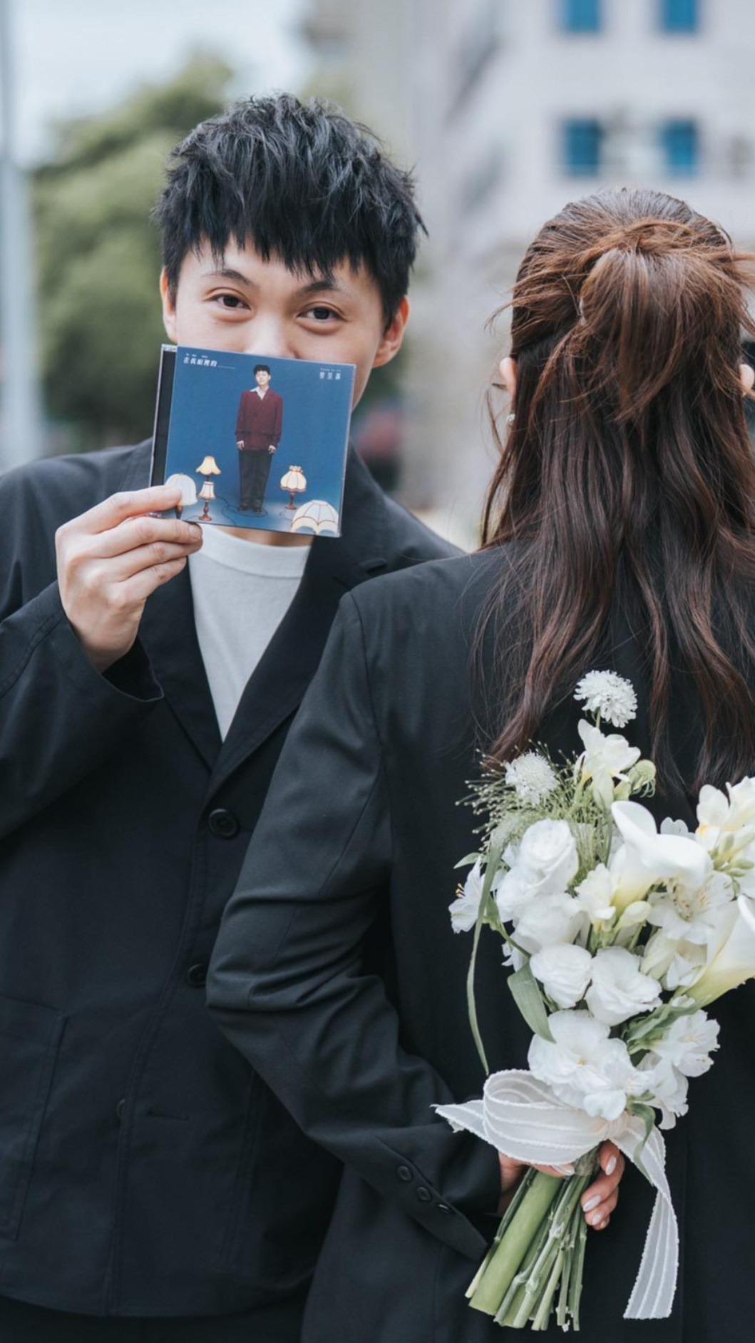 曾昱嘉填結婚書約超緊張。(圖/福茂唱片提供)