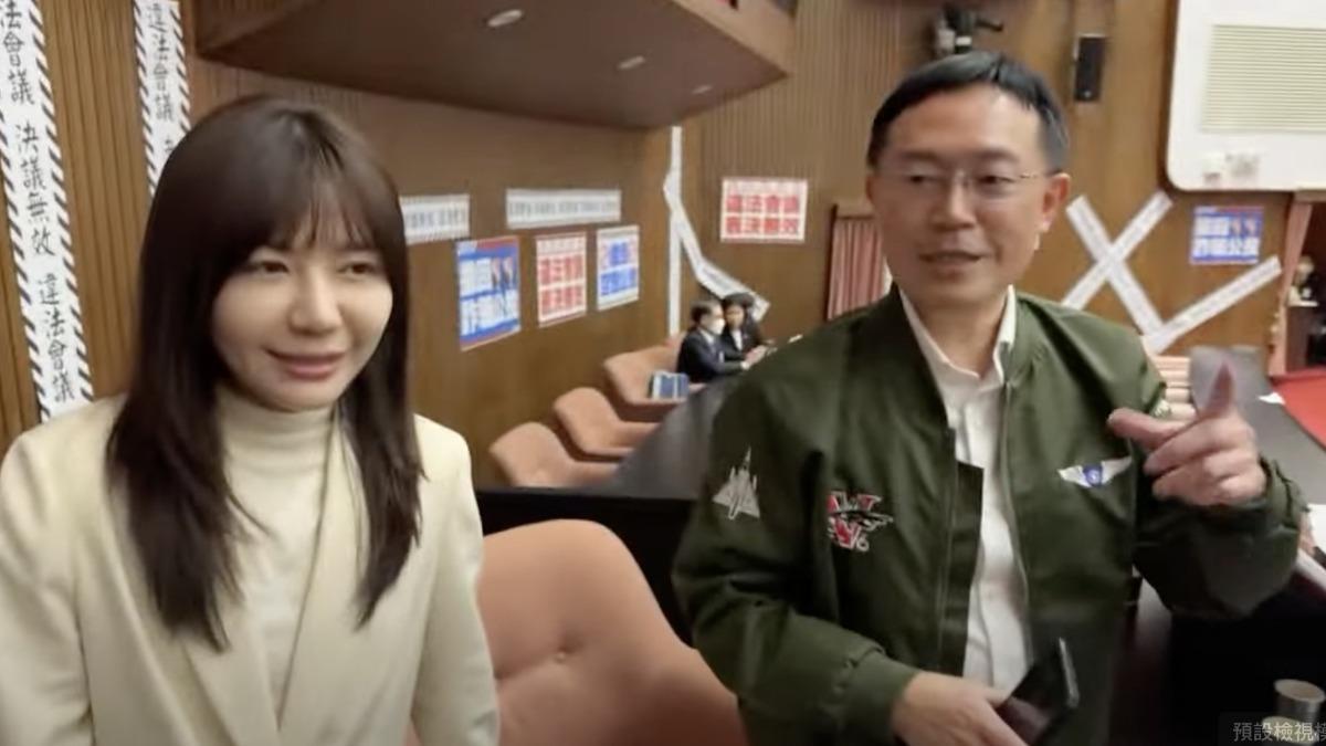綠委吳沛憶（左）爆料吳宗憲不去投葉元之的不同意罷免票。（圖／翻攝自加開零食會YT直播）