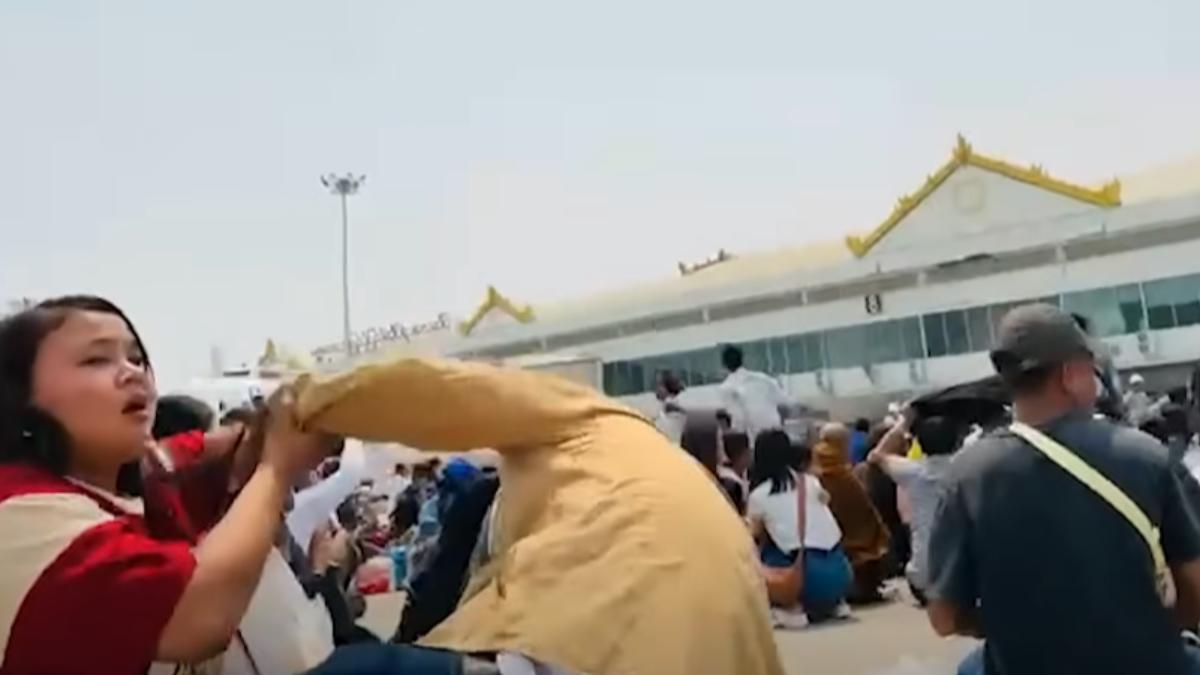 緬甸強震發生當時有不少旅客在機場正準備登機，有人站不穩直接跌倒。（圖／翻攝自The Irrawaddy News YouTube）
