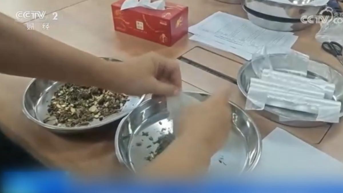 泡腳包愈泡愈難受 抽檢60款僅2款合格(圖/CCTV2)
