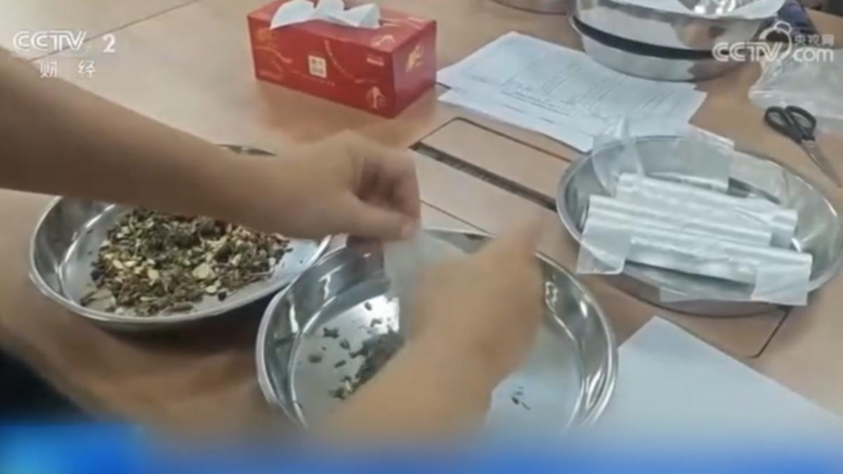 泡腳包愈泡愈難受 抽檢60款僅2款合格(圖/CCTV2)
