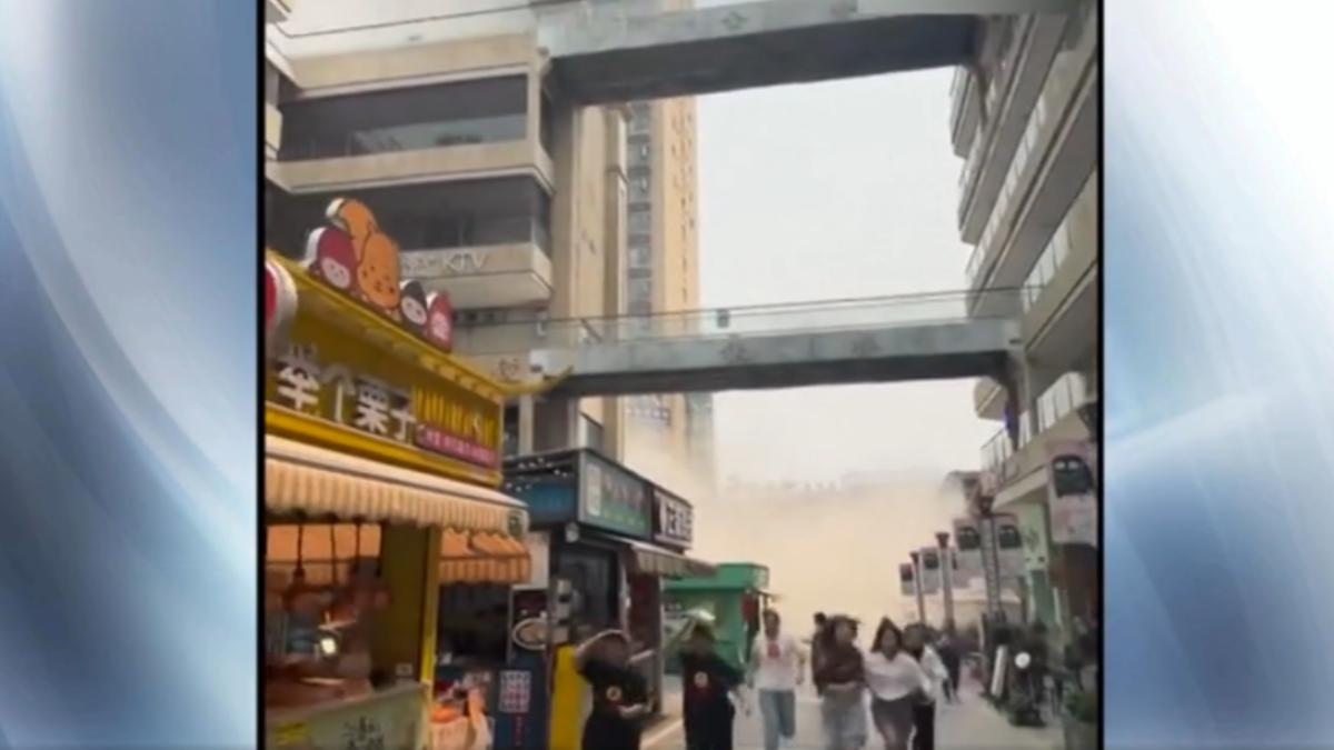 雲南瑞麗市高樓磚石砸落 民眾驚逃（圖／CCTV+）