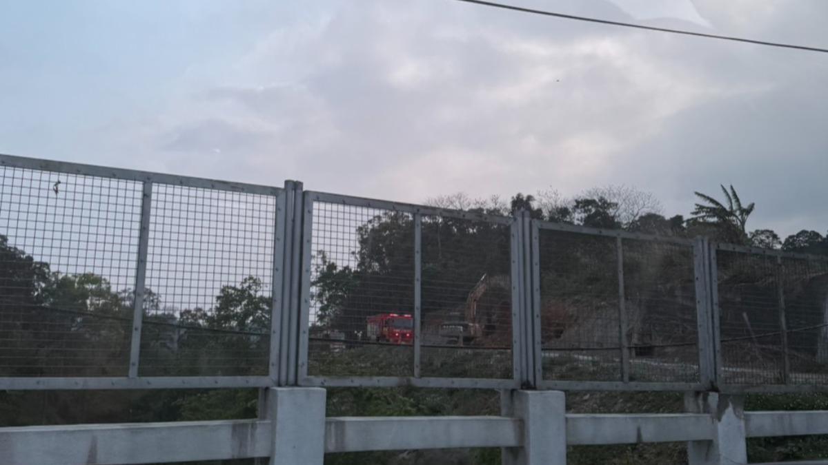 該道路新建工程邊坡不知何故突然崩坍。(圖/民眾提供)