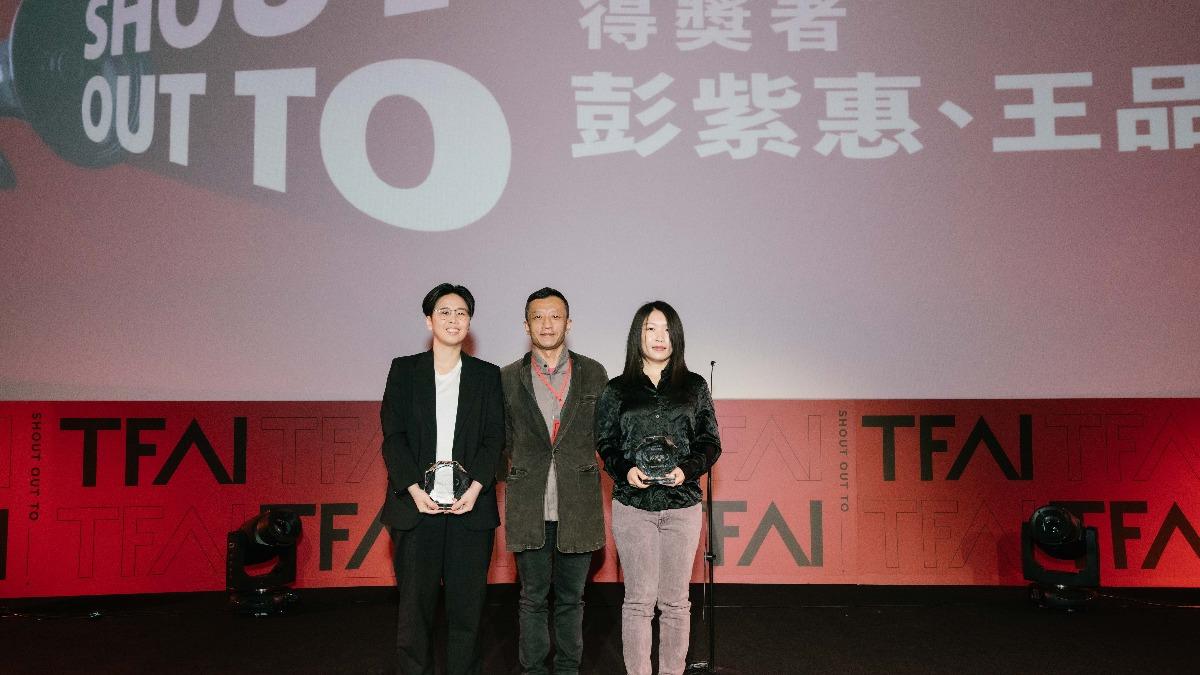 「最佳新導演」則是《春行》的雙導演組合彭紫惠(右)、王品文(左)獲得,楊雅喆導演(中)頒獎。(圖/國家影視聽中心提供)